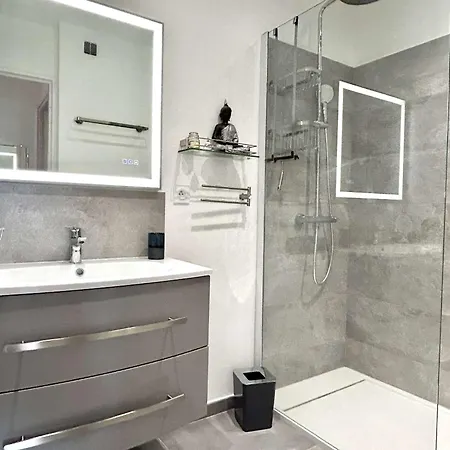 Appartement 3 Pièces à Avec Piscine Partagée, Près Du Centre - Fr-1-226a-205 Fréjus