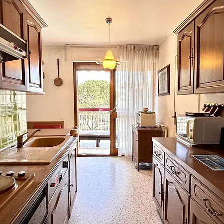 3 Pièces à Avec Piscine Partagée, Près Du Centre - Fr-1-226a-205 Appartement